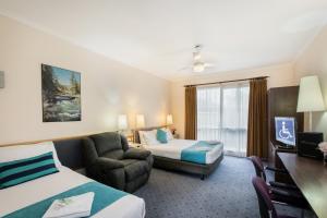 奥尔伯里澳大利亚公园汽车旅馆的酒店客房带两张床、一张沙发和椅子