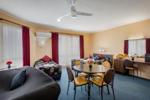 奥尔伯里澳大利亚公园汽车旅馆的客厅配有沙发和桌椅