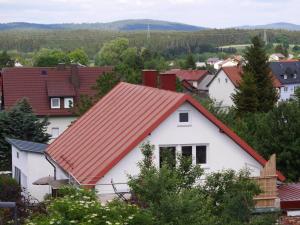 MehlmeiselDachgiebeloase的白色房子,有红色屋顶