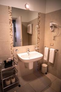 利莫内-苏尔加达加尼吉安马丁酒店的一间带水槽和镜子的浴室