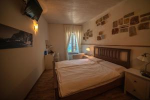 利莫内-苏尔加达加尼吉安马丁酒店的一间卧室设有一张床和一个窗口