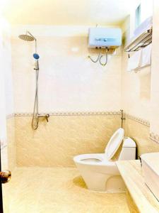 波来古市ELISA HOTEL的浴室配有白色卫生间和淋浴。