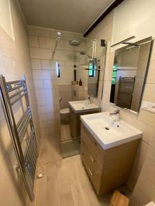 奥瑞阿卡杜佩里戈尔Petit Maison du Chêne的浴室设有2个水槽和镜子