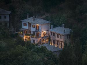 马克里尼撒To Stefani tis Makrinas的一座大房子,晚上坐在山顶上