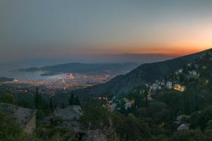 马克里尼撒To Stefani tis Makrinas的日落时分从山中欣赏到城市美景