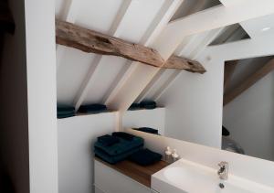 Frasnes-lez-AnvaingGîte de l'Étang的一间带白色水槽和木制天花板的浴室