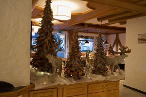 措布伦Garni Hotel Wildanger的上面有圣诞树的柜台