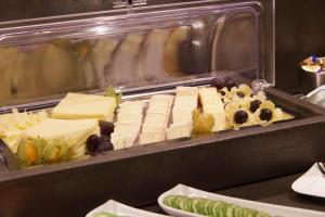 措布伦Garni Hotel Wildanger的托盘,托盘里放满了奶酪、橄榄和蔬菜