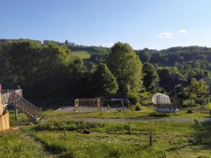 Saint-Sylvain-Bellegardecararetro , caravane chauffée et climatisée的享有农场美景,设有游乐场和蒙古包