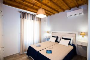 奥诺斯费罗西尼亚公寓的一间卧室配有一张带蓝色和白色棉被的床