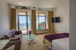 敖德萨Hotel Panorama De Luxe的酒店客房设有一张床,享有海景。