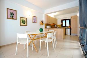马略卡岛帕尔马La Lonja Homes - Turismo de interior的厨房以及带桌椅的用餐室。