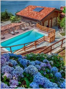 贝拉诺Fantastica Casa Poppo的鲜花屋前的游泳池
