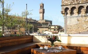 佛罗伦萨AQA Palace的阳台上的花瓶桌子
