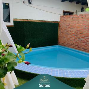 J. SaldivarCrisAl Suite Posada的后院的游泳池,有砖墙