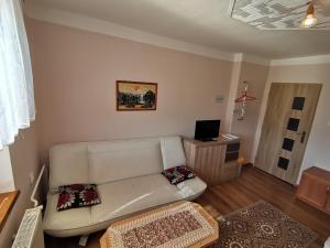 什特尔巴Privát u Bartolomeja的客厅配有白色沙发和电视