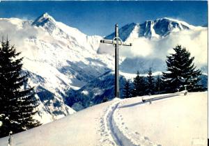 圣热尔韦莱班Les Passereaux 2的雪覆盖的山,在滑雪场上标有标志