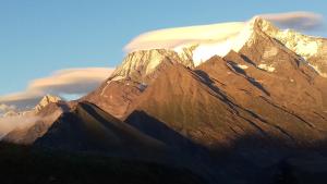 圣热尔韦莱班Les Passereaux 2的背景云的山峰景