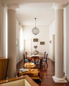 佛罗伦萨AQA Palace的一间带桌椅的用餐室