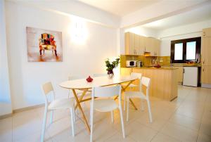 马略卡岛帕尔马La Lonja Homes - Turismo de interior的厨房以及带桌椅的用餐室。