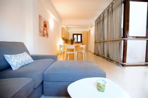 马略卡岛帕尔马La Lonja Homes - Turismo de interior的客厅配有蓝色的沙发和桌子