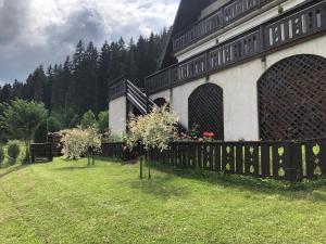 瓦马Bucovina Lodge Pension的院子前有围栏的建筑物