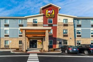 普兰菲尔德My Place Hotel-Indianapolis Airport/Plainfield, IN的停车场内停放车辆的酒店正面景色