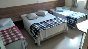 圣保罗酒店维拉摩拉的配有四柱床的客房内的两张床