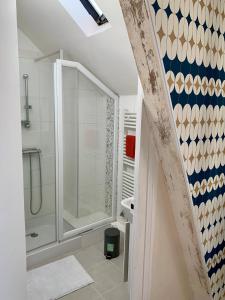 维希La Villégiature的带淋浴和步入式淋浴间的浴室