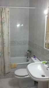 洛斯克里斯蒂亚诺斯Los Cristianos Beach apartments的浴室配有白色卫生间和盥洗盆。