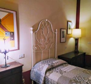 萨尔扎纳Villa Carlotta的一间卧室配有一张床、一张桌子和一面镜子
