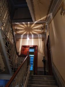 萨尔扎纳Villa Carlotta的天花板建筑中的楼梯