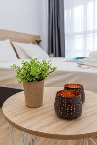 普里莫尔斯科Aparthotel Primorsko的床上的桌子上放着盆栽植物