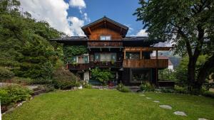 韦尔芬Alpenrelax Haus Weidmannsheil wohnen im romantischen Forsthaus的一座带绿色庭院的大型木屋