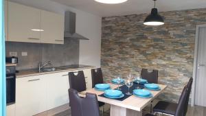皮夫卡Apartma Claudia的厨房配有蓝色餐具的桌子