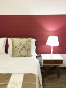 拉梅戈Apartamento da Seara "Lamego"的一间卧室配有一张床和一张带台灯的桌子