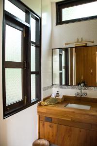 南府利萨西尼水疗度假酒店的一间带木制水槽和镜子的浴室