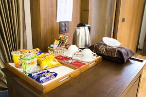 南府利萨西尼水疗度假酒店的桌子上面有食物和饮料