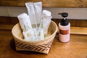 南府利萨西尼水疗度假酒店的一个带洗浴用品和一瓶肥皂的篮子