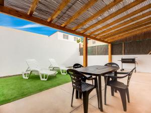 科拉雷侯Casa Aloe的庭院设有木桌、椅子和草坪。