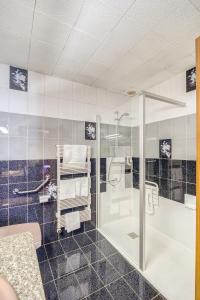 里摩日Contact Hôtel Limoges - HOTEL DES DEUX MOULINS的带淋浴和步入式淋浴间的浴室