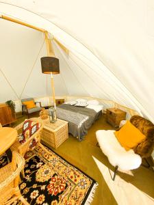 GaulverjabærCamp Boutique的帐篷内的一个床位房间