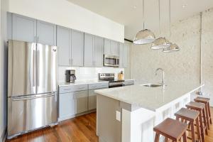 萨凡纳Sonder Ellis Square的厨房配有白色橱柜和不锈钢冰箱