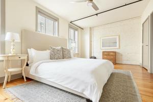 萨凡纳Sonder Ellis Square的白色卧室配有一张大床和一张桌子