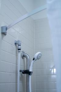 法戈法戈北达科他州立大学蜡烛套房酒店的浴室里淋浴用的白色牙刷