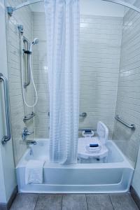 法戈法戈北达科他州立大学蜡烛套房酒店的带淋浴和浴缸及卫生间的浴室