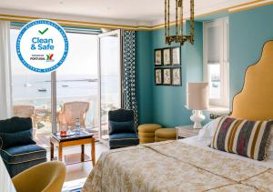 卡斯卡伊斯阿尔巴罗斯酒店的酒店客房设有一张床,享有海景。