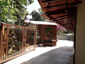 戈亚斯州上帕莱索塔皮搭雷酒店的庭院设有木栅栏和盆栽植物