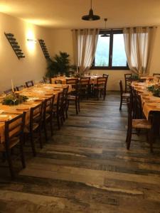 CeneAgriturismo Ippolita Lucchetti的用餐室配有木桌和椅子