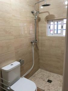 阿莫拉Lisbon South Bay Rooms的带淋浴、卫生间和淋浴头的浴室
